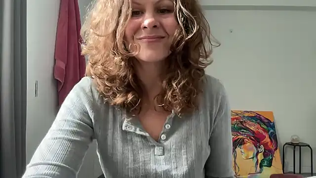 Snapshot of leahsparkles chatting on 10-11-25, 02:59 leahsparkles online show from 10-11-25, 02:59