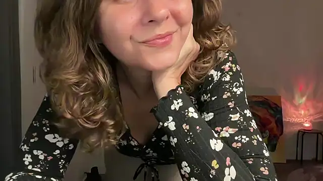 Snapshot of leahsparkles chatting on 10-12-25, 04:55 leahsparkles online show from 10-12-25, 04:55