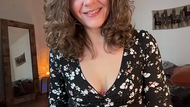 Snapshot of leahsparkles chatting on 11-09-25, 01:31 leahsparkles online show from 11-09-25, 01:31