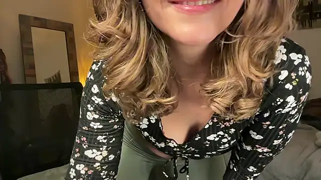 Snapshot of leahsparkles chatting on 11-19-25, 03:50 leahsparkles online show from 11-19-25, 03:50