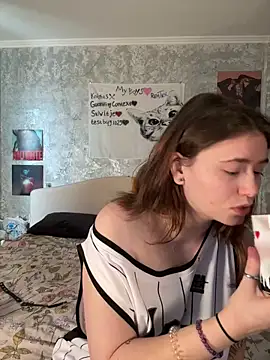 Snapshot of Sabrina_shells chatting on 10-08-25, 10:24 Sabrina shells online show from 10-08-25, 10:24