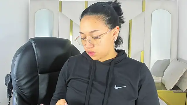 Snapshot of IsabellRodriguez18 chatting on 11-13-25, 03:27 IsabellRodriguez18 online show from 11-13-25, 03:27