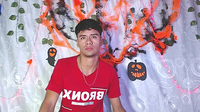 Snapshot of Andres_7676 chatting on 10-25-25, 04:46 Andres 7676 online show from 10-25-25, 04:46