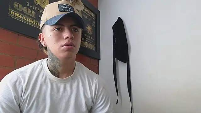 Snapshot of Thiago_x_Sahara chatting on 02-11-25, 01:09 Thiago x Sahara online show from 02-11-25, 01:09