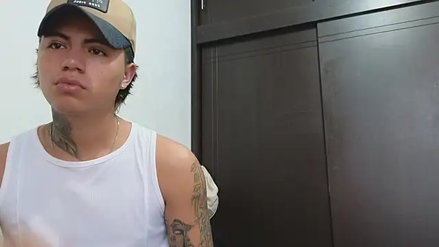 Snapshot of Thiago_x_Sahara chatting on 02-25-25, 11:30 Thiago x Sahara online show from 02-25-25, 11:30