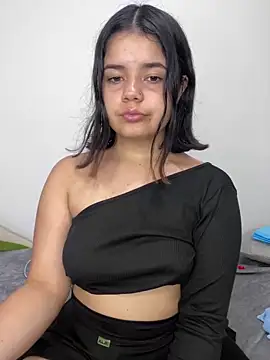 Snapshot of pretty_angela1 chatting on 02-04-25, 04:37 pretty angela1 online show from 02-04-25, 04:37