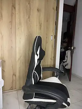 Snapshot of pretty_angela1 chatting on 12-19-25, 01:56 pretty angela1 online show from 12-19-25, 01:56