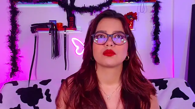 Snapshot of EmiF26 chatting on 10-15-25, 01:28 EmiF26 online show from 10-15-25, 01:28