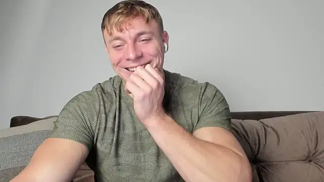 Snapshot of o_r_b_i_t chatting on 12-28-24, 01:49 o r b i t online show from 12-28-24, 01:49