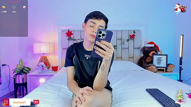 Snapshot of Maxi_little chatting on 12-22-25, 07:55 Maxi little online show from 12-22-25, 07:55