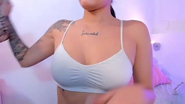 Snapshot of VenusEvans1 chatting on 12-15-25, 04:00 VenusEvans1 online show from 12-15-25, 04:00