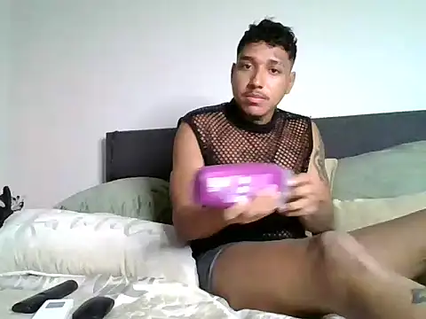 Snapshot of Str8hotlatin7 chatting on 12-27-24, 07:03 Str8hotlatin7 online show from 12-27-24, 07:03