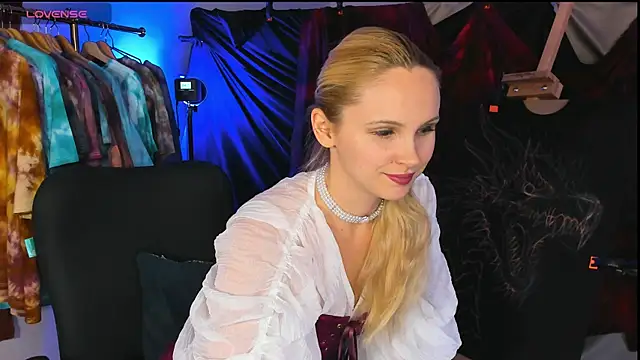Snapshot of Anna_Corsets chatting on 10-22-25, 01:22 Anna Corsets online show from 10-22-25, 01:22