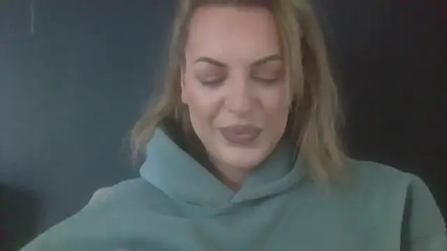 Snapshot of Gigi-Honey chatting on 09-11-25, 11:54 Gigi-Honey online show from 09-11-25, 11:54