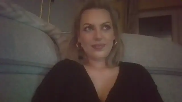 Snapshot of Gigi-Honey chatting on 10-11-25, 09:02 Gigi-Honey online show from 10-11-25, 09:02