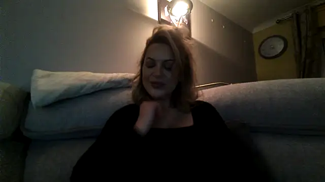 Snapshot of Gigi-Honey chatting on 10-17-25, 07:27 Gigi-Honey online show from 10-17-25, 07:27