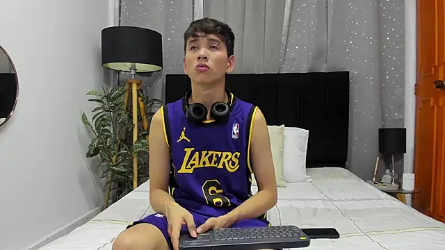 Snapshot of Brian-Ausslos chatting on 01-05-25, 04:58 Brian-Ausslos online show from 01-05-25, 04:58