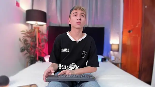 Snapshot of Brian-Ausslos chatting on 01-11-25, 04:06 Brian-Ausslos online show from 01-11-25, 04:06