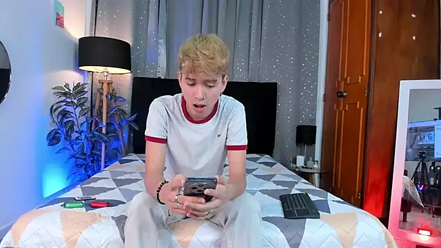 Snapshot of Brian-Ausslos chatting on 02-04-25, 04:26 Brian-Ausslos online show from 02-04-25, 04:26