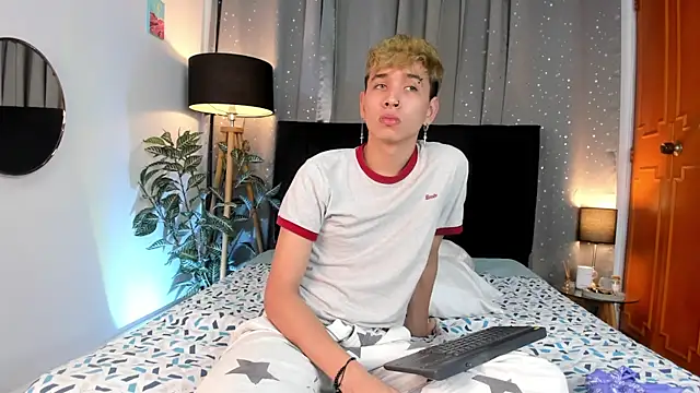 Snapshot of Brian-Ausslos chatting on 02-05-25, 02:05 Brian-Ausslos online show from 02-05-25, 02:05