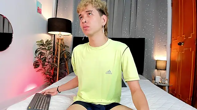 Snapshot of Brian-Ausslos chatting on 02-07-25, 04:37 Brian-Ausslos online show from 02-07-25, 04:37