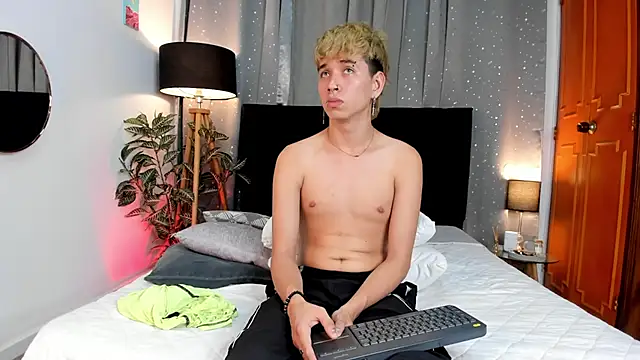 Snapshot of Brian-Ausslos chatting on 02-07-25, 07:40 Brian-Ausslos online show from 02-07-25, 07:40