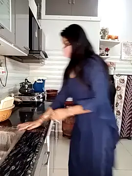 Snapshot of Best-Couple chatting on 01-17-25, 08:13 Best-Couple online show from 01-17-25, 08:13