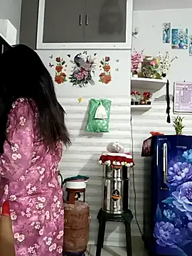 Snapshot of Best-Couple chatting on 10-13-25, 02:33 Best-Couple online show from 10-13-25, 02:33