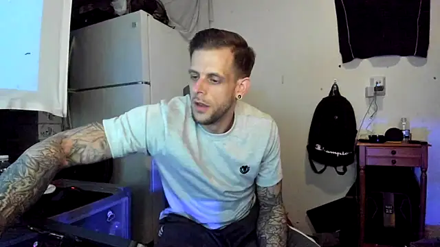 Snapshot of JamesMichael88 chatting on 03-23-25, 01:42 JamesMichael88 online show from 03-23-25, 01:42