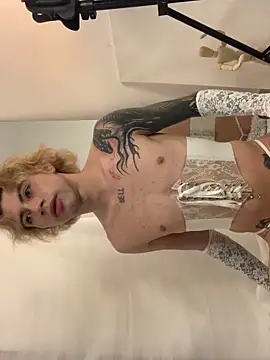 Snapshot of Henophiid chatting on 03-13-25, 01:21 Henophiid online show from 03-13-25, 01:21