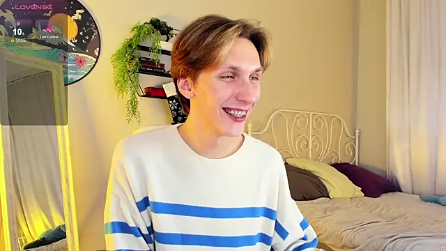 Snapshot of Adrian_Di chatting on 01-05-25, 01:26 Adrian Di online show from 01-05-25, 01:26