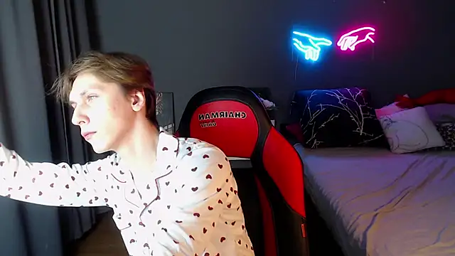 Snapshot of Adrian_Di chatting on 01-11-25, 06:14 Adrian Di online show from 01-11-25, 06:14