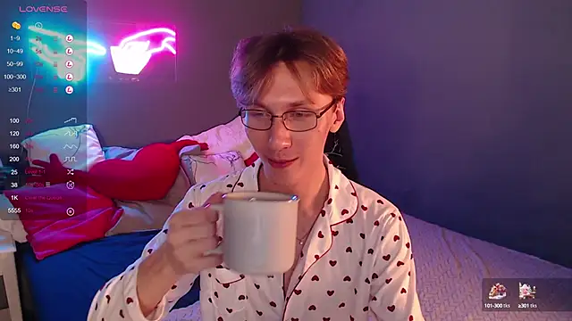 Snapshot of Adrian_Di chatting on 01-23-25, 07:18 Adrian Di online show from 01-23-25, 07:18