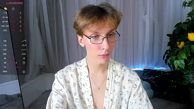 Snapshot of Adrian_Di chatting on 01-25-25, 04:24 Adrian Di online show from 01-25-25, 04:24