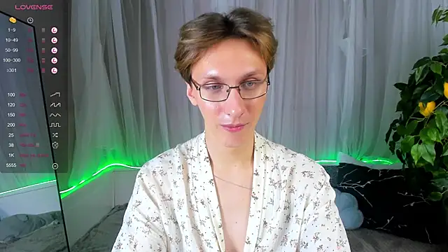 Snapshot of Adrian_Di chatting on 01-25-25, 07:28 Adrian Di online show from 01-25-25, 07:28