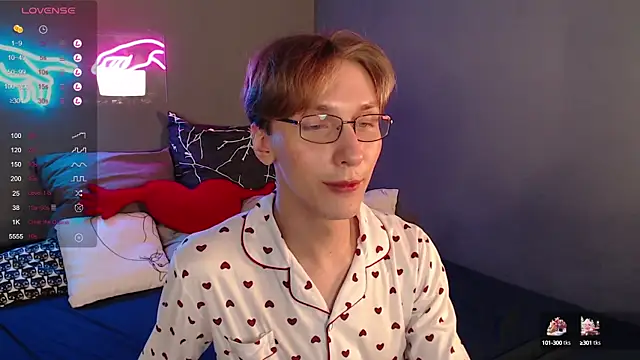 Snapshot of Adrian_Di chatting on 01-28-25, 07:10 Adrian Di online show from 01-28-25, 07:10