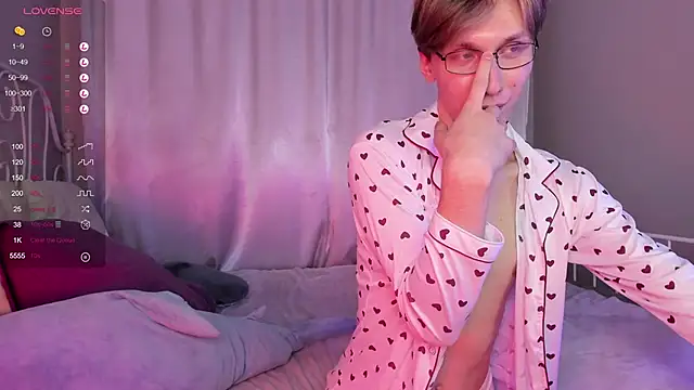 Snapshot of Adrian_Di chatting on 02-04-25, 07:33 Adrian Di online show from 02-04-25, 07:33