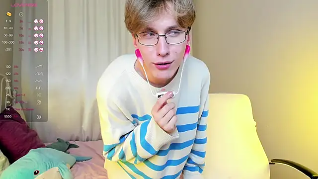 Snapshot of Adrian_Di chatting on 02-08-25, 07:27 Adrian Di online show from 02-08-25, 07:27