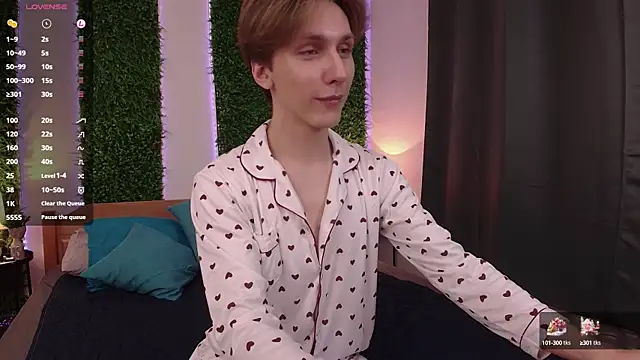 Snapshot of Adrian_Di chatting on 03-08-25, 04:06 Adrian Di online show from 03-08-25, 04:06