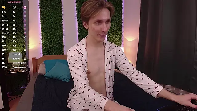 Snapshot of Adrian_Di chatting on 03-08-25, 07:09 Adrian Di online show from 03-08-25, 07:09