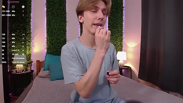 Snapshot of Adrian_Di chatting on 03-11-25, 03:12 Adrian Di online show from 03-11-25, 03:12