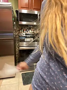 thigh hi online show from 11-08-25, 04:23