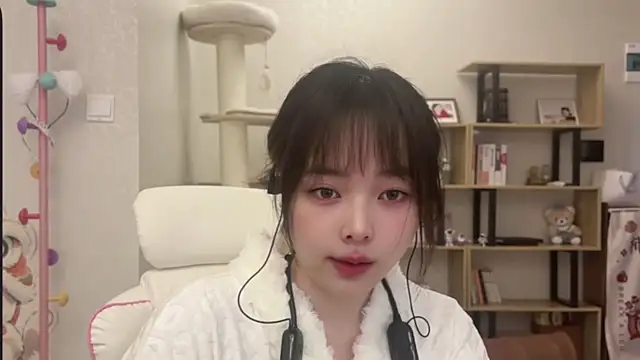 Snapshot of Chenjing0 chatting on 12-05-25, 04:21 Chenjing0 online show from 12-05-25, 04:21