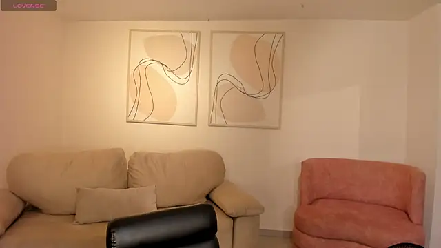 NiaSalvatore online show from 04-11-26, 07:51