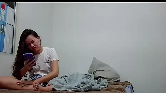 Snapshot of camillebr chatting on 01-27-25, 02:42 camillebr online show from 01-27-25, 02:42