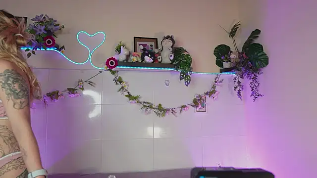 Snapshot of bri_cullen chatting on 09-11-25, 02:17 bri cullen online show from 09-11-25, 02:17