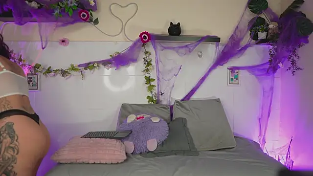 Snapshot of bri_cullen chatting on 10-30-25, 02:18 bri cullen online show from 10-30-25, 02:18