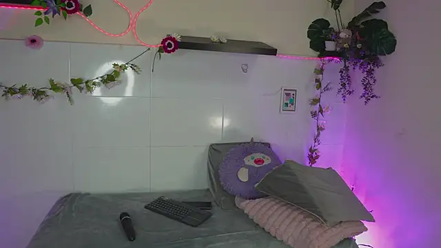 Snapshot of bri_cullen chatting on 11-08-25, 02:23 bri cullen online show from 11-08-25, 02:23