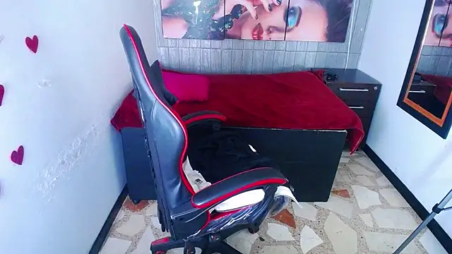 Snapshot of Anniee_x chatting on 02-27-26, 01:00 Anniee x online show from 02-27-26, 01:00