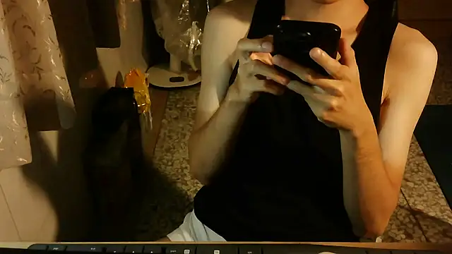 Snapshot of KYU890428 chatting on 10-25-25, 04:24 KYU890428 online show from 10-25-25, 04:24